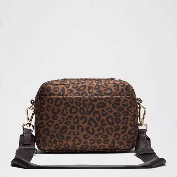 Lululemon Everywhere Crossbody Bag 2L Metal Hardware - Picture 9 of 9